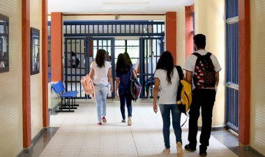 Bolsonaro veta atendimento de psicólogo e assistente social nas escolas públicas